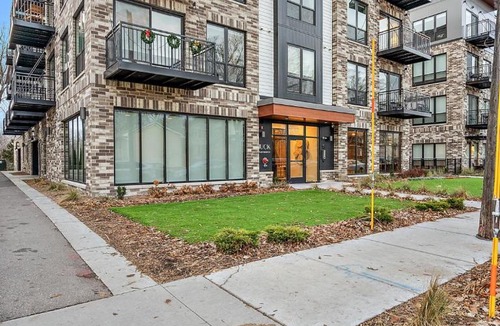 St. Anthony West Apartment | DT, UMN, Lux 2BD Gym, Rooftop, Free Street Parking