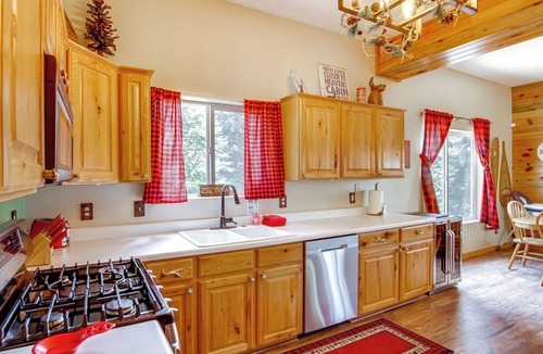 Meadow View Heights Cottage | Duck Creek Village Cabin Near National Forest!