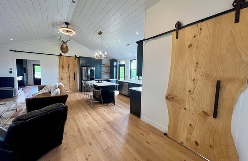 Anna House | Eagles Crossing is a Newly Renovated 3-Bed Farmhouse with a Large Deck & Hot Tub