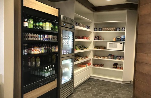 Chandler Hotel | Eco-Certified Guest Room with Heated Pool, On-Site Dining, and Easy I‑10 Access
