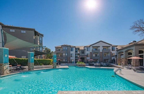 Glendale Sports and Entertainment District Apartment | Elegant 1BD King Bed, Pool, Hot Tub, Gym, Parking