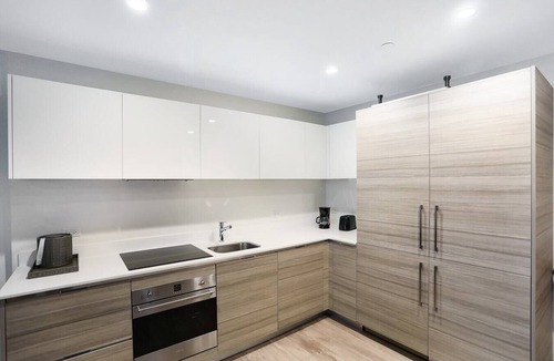 Hollywood Condo | Elegant Condo w/Den and Partial Ocean View-CS20