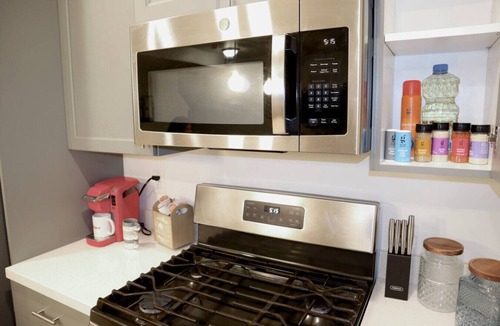 Herriman Villa | Elevated Urban Retreat Sleeps 6 + Pet