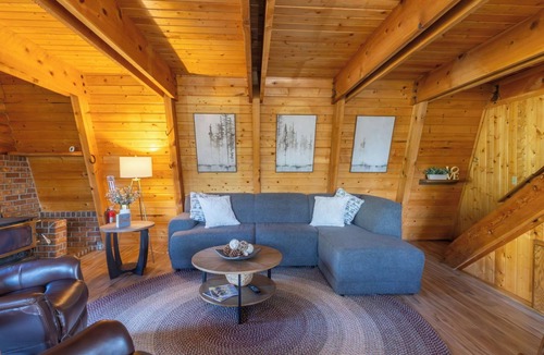 Mammoth Creek Cabin | Enjoy a cozy cabin near the lake! Sleeps 8, 4 Beds.