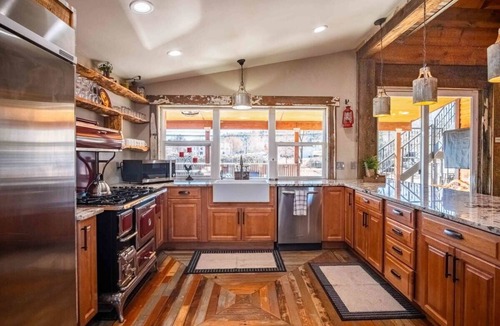 Payson House | Entire Village (4 homes) Pickle ball court! Sleeps 27!