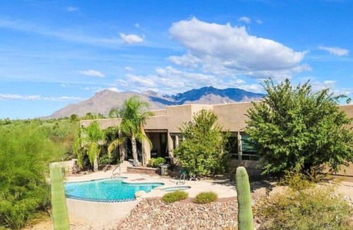 Casas Adobes House | Estate, PVT, 8 BDR/7 BATHS, 12’ Ceilings, PVT Weddings, Salt water pool/Jacuzzi