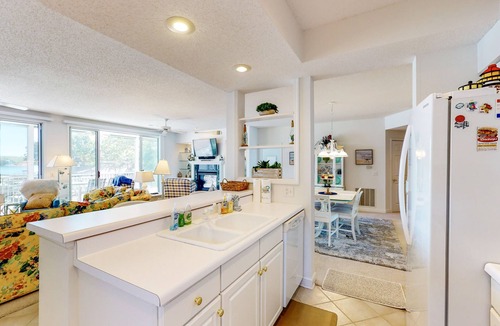 Shawnee Bend Condo | Evergreen 209 - Lower Level 3 Bdrm Lakefront Condo