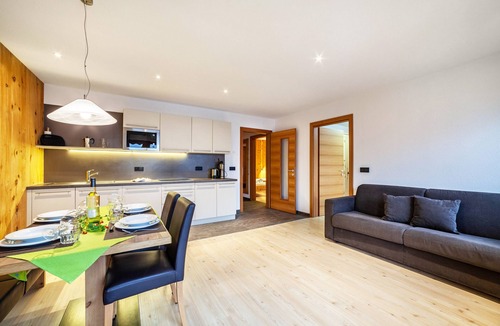 Santa Valburga Apartment | Family-Friendly Holiday Apartment 'Residence Kalchgruberhof Bergzirbe' with Lake View & Wi-Fi