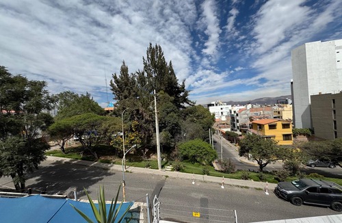 Cerro Colorado District House | Fast Wifi, Jacuzzi, washer & dryer, bbq, 4br, High Security, stylishly designed