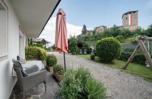 Vollan Apartment | Ferienwohnung Mayenburg-schlosshof