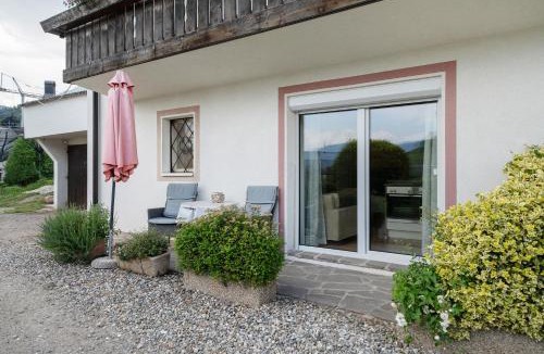 Vollan Apartment | Ferienwohnung Mayenburg-schlosshof