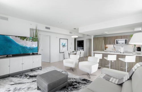 Central Beach Condo | FIFA Perfect | Tiffany Hazel: 10th FL, Rooftop Pool, Gym, & Walk to Beach
