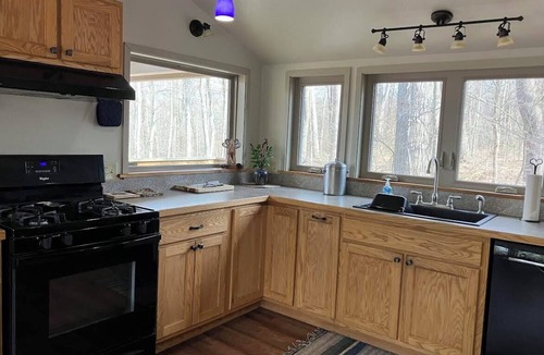 Fort Hill Cottage | Fish, hike, bird watch, Spring flowers - 5 Star Reviews - unplugged & private