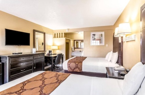 Flagstaff Hotel | Flagstaff Retreat | Three Relaxing Rooms Perfect For Family Stay | Free Parking