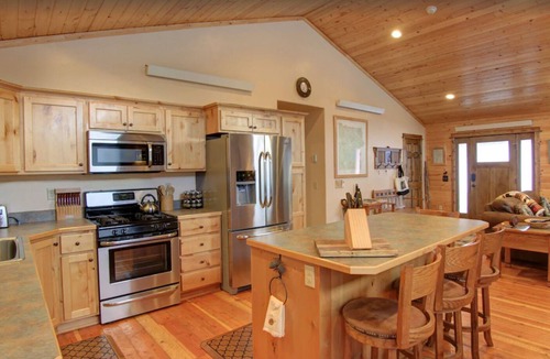 Lazy Acres Cabin | Fox Den Lodge: 3-bedroom lodge style retreat, just 7 minutes from Yellowstone. SAUNA