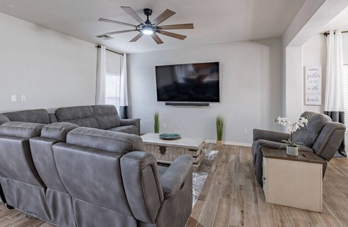 Rancho Sahuarita House | Friendly Home Landscaped Yard