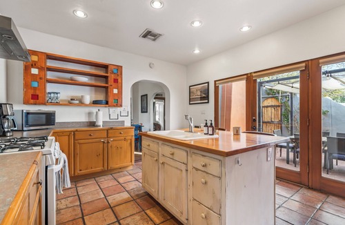 Sam Hughes House | Friendly home near UofA, excellent AC & walkable