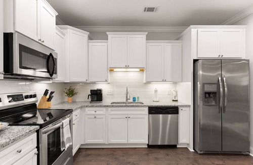 Epworth Acres House | Fully Stocked Kitchen | Golf Cart | Bikes | Beach Gear | Large Master Suite | Pool | Screen Porch