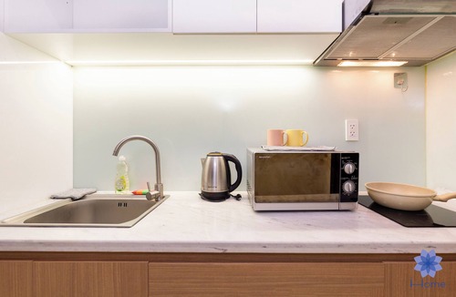 Tan Binh Apartment | Furnished Studio with big Balcony, kitchen, washer+dryer, 1.3km from TSN Airport