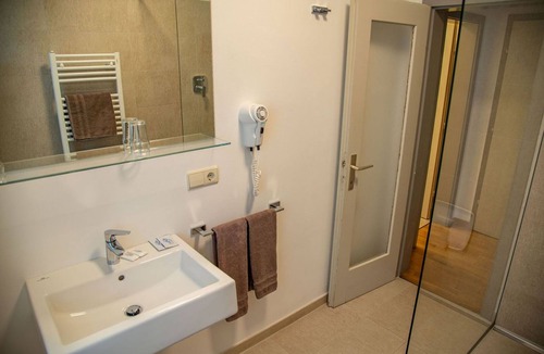 Santa Valburga Apartment | Gasthof Kirchsteiger 'Kirchsteiger Zimmer 4' with Lake View, Shared Terrace and Wi-Fi