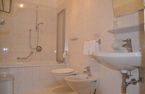 Santa Valburga Apartment | Gasthof Kirchsteiger 'Zimmer 6' with Lake View, Shared Terrace and Wi-Fi