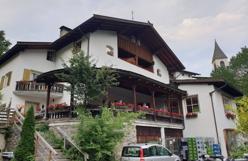 Santa Valburga Apartment | Gasthof Kirchsteiger 'Zimmer 8' with Lake View, Shared Terrace and Wi-Fi