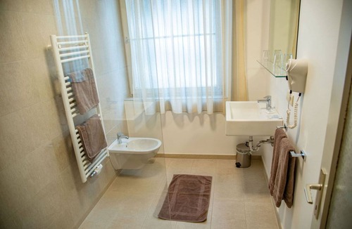 Santa Valburga Apartment | Gasthof Kirchsteiger 'Zimmer 8' with Lake View, Shared Terrace and Wi-Fi