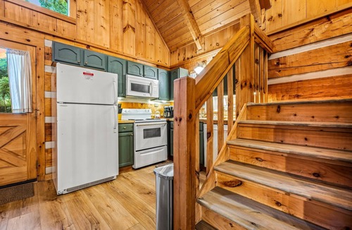 Sevierville Cabin | Gingerbread log cabin! Hot tub/projector/fire pit/king bed/yoga chair, ROMANTIC!