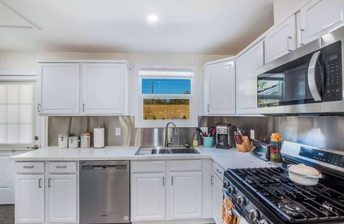 Bel Air House | Glenrosa Gem: Eco 3BR + Heated Pool in Melrose