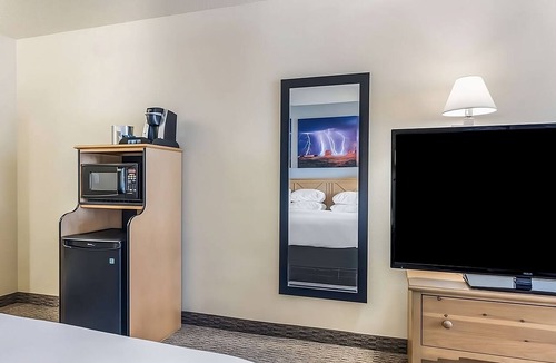 Palm Valley Hotel | Goodyear Getaway | Free Breakfast, Parking, Outdoor Pool | Pets Are Welcome!