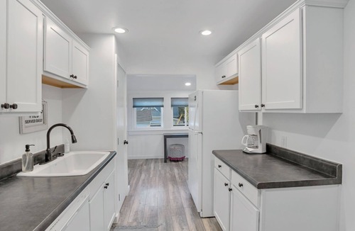 Williams House | Gorgeous Home-Amazing Yard-Fire Pit-Walk to Town