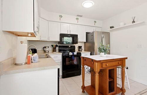Englewood East House | Gorgeous master unit w 2 full kitchens