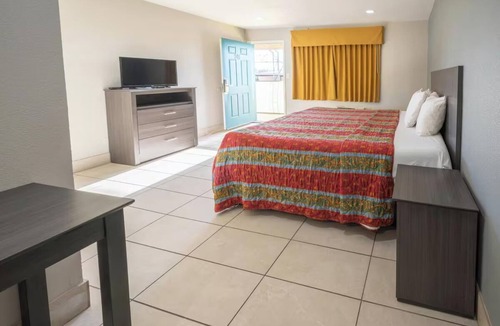 Mesa Hotel | Great for Families King Bed Room Near Papago & Phoenix Zoo