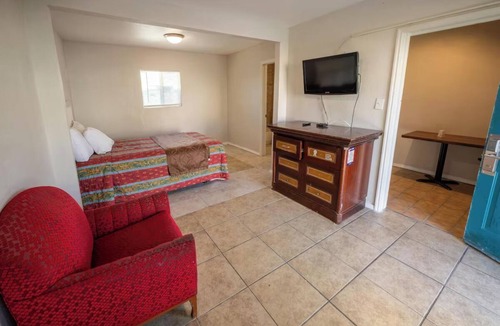 Mesa Hotel | Great for Families King Bed Room Near Papago & Phoenix Zoo