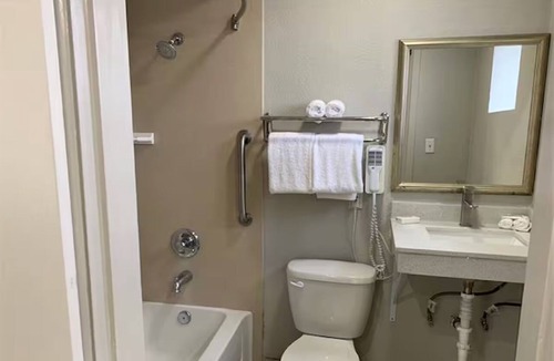 Feldman's Hotel | Great for Families! 2 Rooms w/2 Full Beds + Outdoor Pool + Walkable UA Access