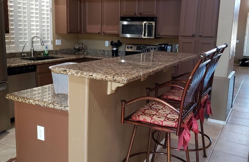 Chandler House | Great House with a jacuzzi, pool, outdoor fireplace & a large backyard!