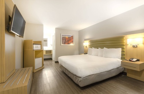 Woodlands Village Hotel | GreenTree Inn Flagstaff