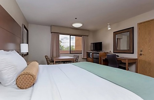 Yuma Hotel | Group Travel! 2 Spacious Units, Pool, Fitness Center and Hot Tub