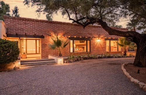 Tanque Verde House | Groups, Resort-Style Amenities & Pool Solana #5