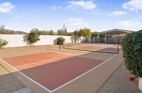 North Scottsdale House | HÓZHÓ Luxe Ranch | Lazy River, Bowling & Golf Sim