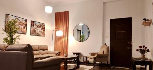 Lima Historic Center Apartment | Habitación con balcón con vista al corazón de la ciudad