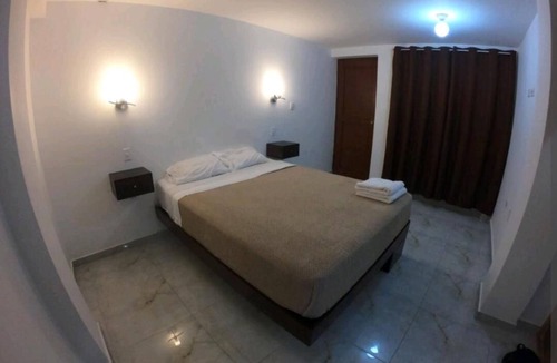 Trujillo House | Habitación con entrada independiente, baño privado y cama queen