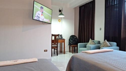 San Ramon House | Habitación con WiFi TV Frigobar Ventilador a una cda de Plaza de Armas