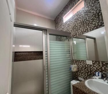 Los Pinos House | Habitación privada AC, desayunos piscina en Casa Greemat