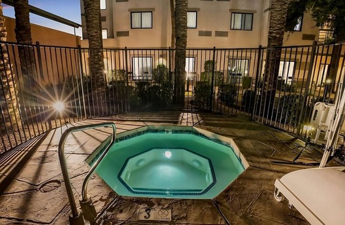 Chandler Apartment | Hall of Flame Museum of Firefighting! Comfortable Unit w/Pool view, Onsite Pool
