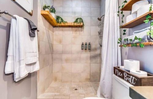 West University House | Happy Cactus Walkable 2BR by UofA and Parking