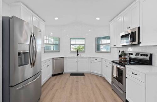 Inwood House | - HIDDEN GEM - Spacious, minimal and clean! Legoland + Disney