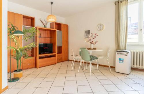 Trento Old Town Apartment | HISTORIC CENTER VIEW - 2 minutes from the Castle & Private Free Parking- Fast Wifi Historical Palace