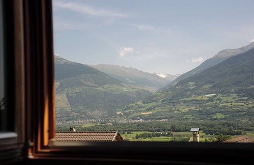 Montechiaro Apartment | Holiday Apartment "Hof am Schloss Zirm" with Mountain View and Wi-Fi