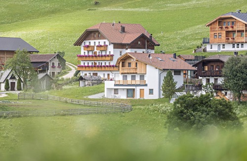 San Martin de Tor Apartment | Holiday Apartment "Ciasa Silvia" with Mountain View & Wi-Fi